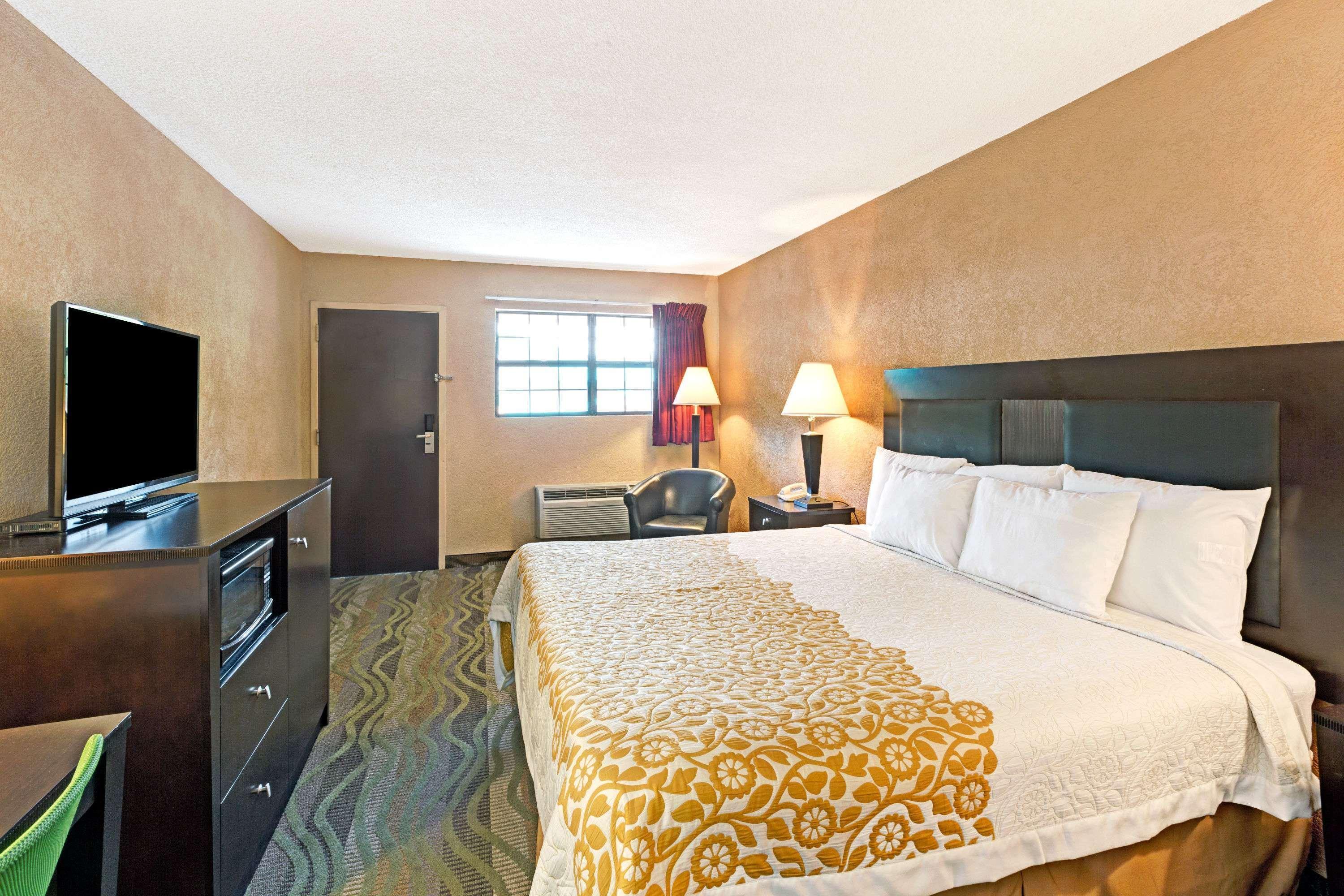 Days Inn By Wyndham Cherokee Near Casino Экстерьер фото