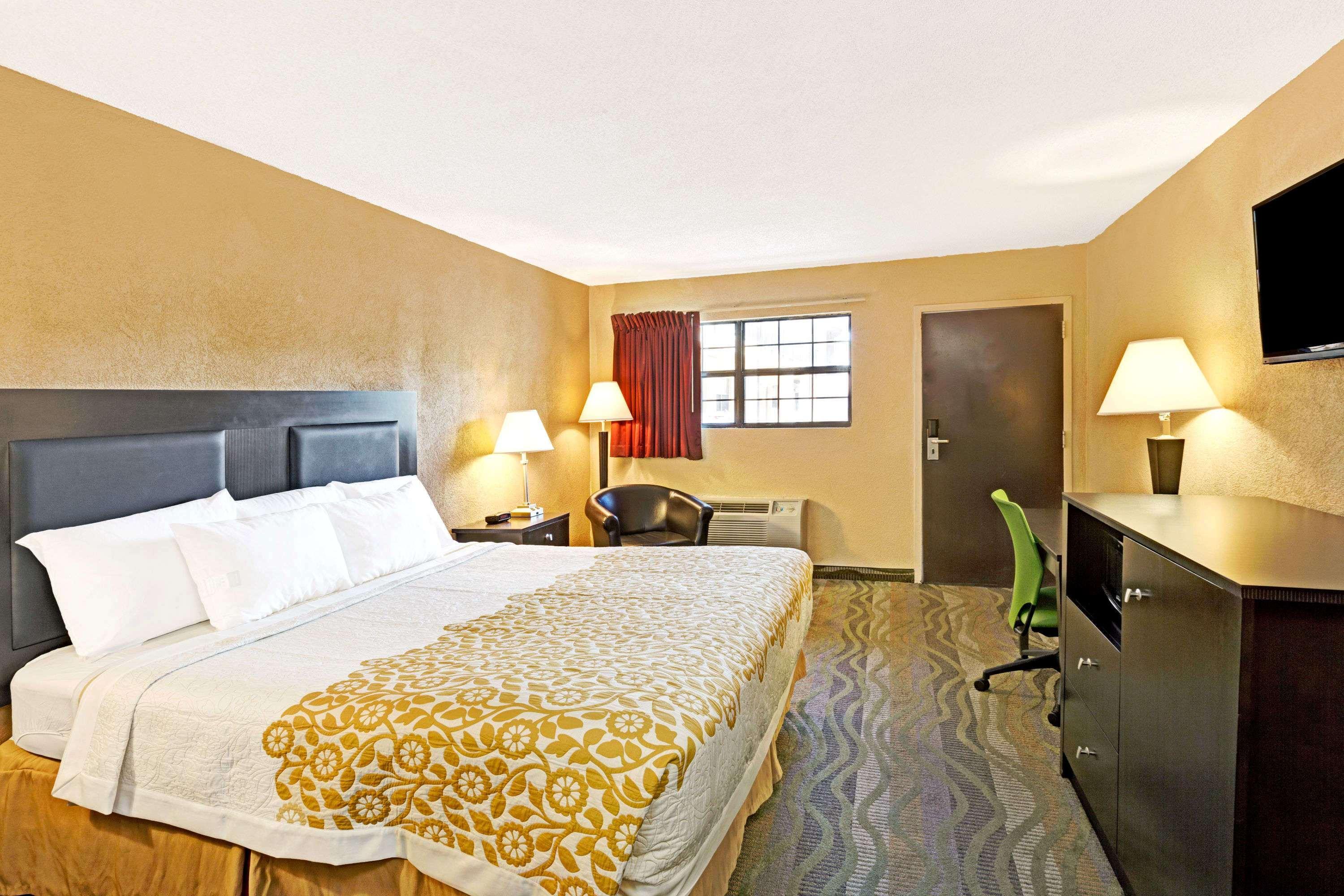 Days Inn By Wyndham Cherokee Near Casino Экстерьер фото