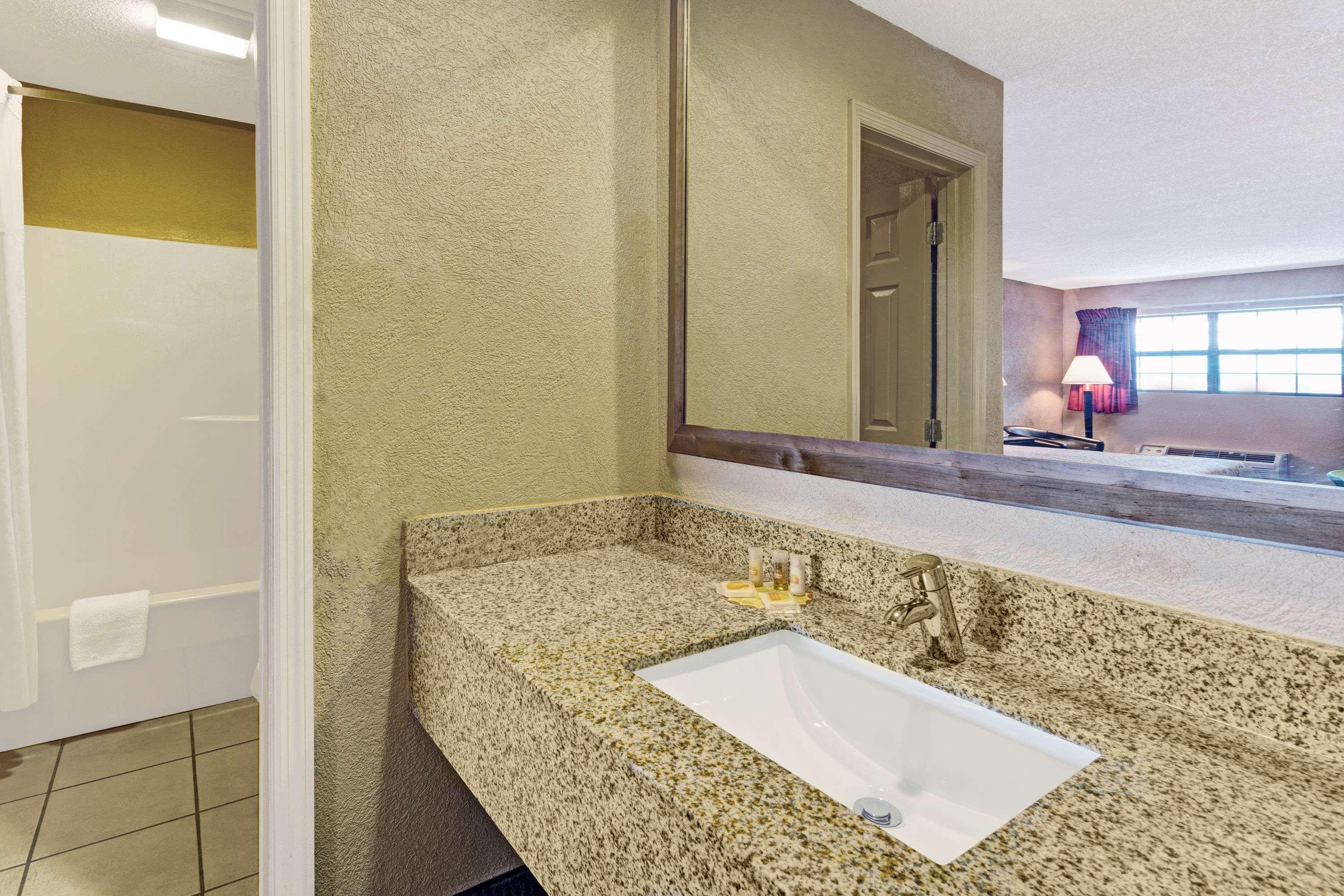 Days Inn By Wyndham Cherokee Near Casino Экстерьер фото