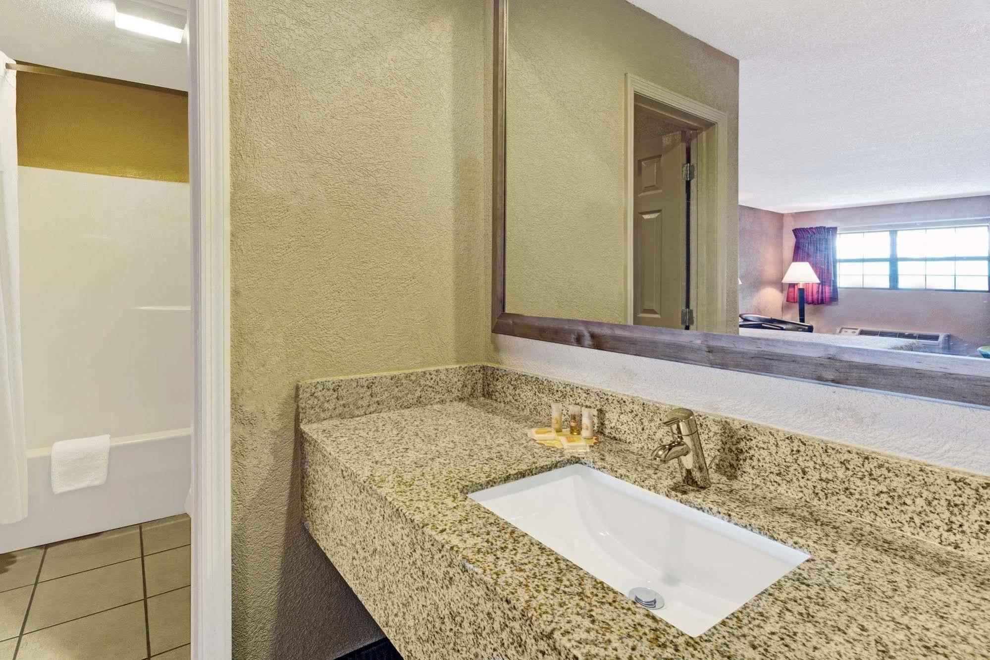 Days Inn By Wyndham Cherokee Near Casino Экстерьер фото