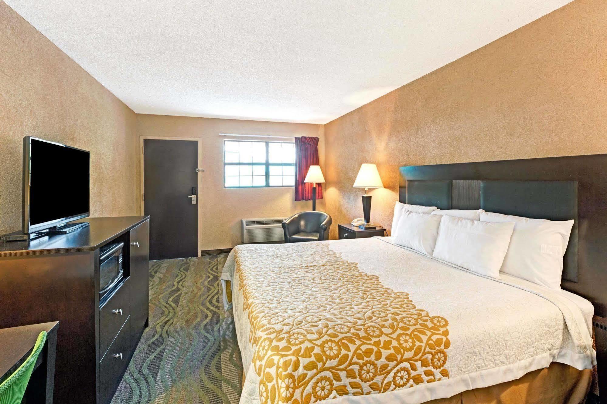Days Inn By Wyndham Cherokee Near Casino Экстерьер фото